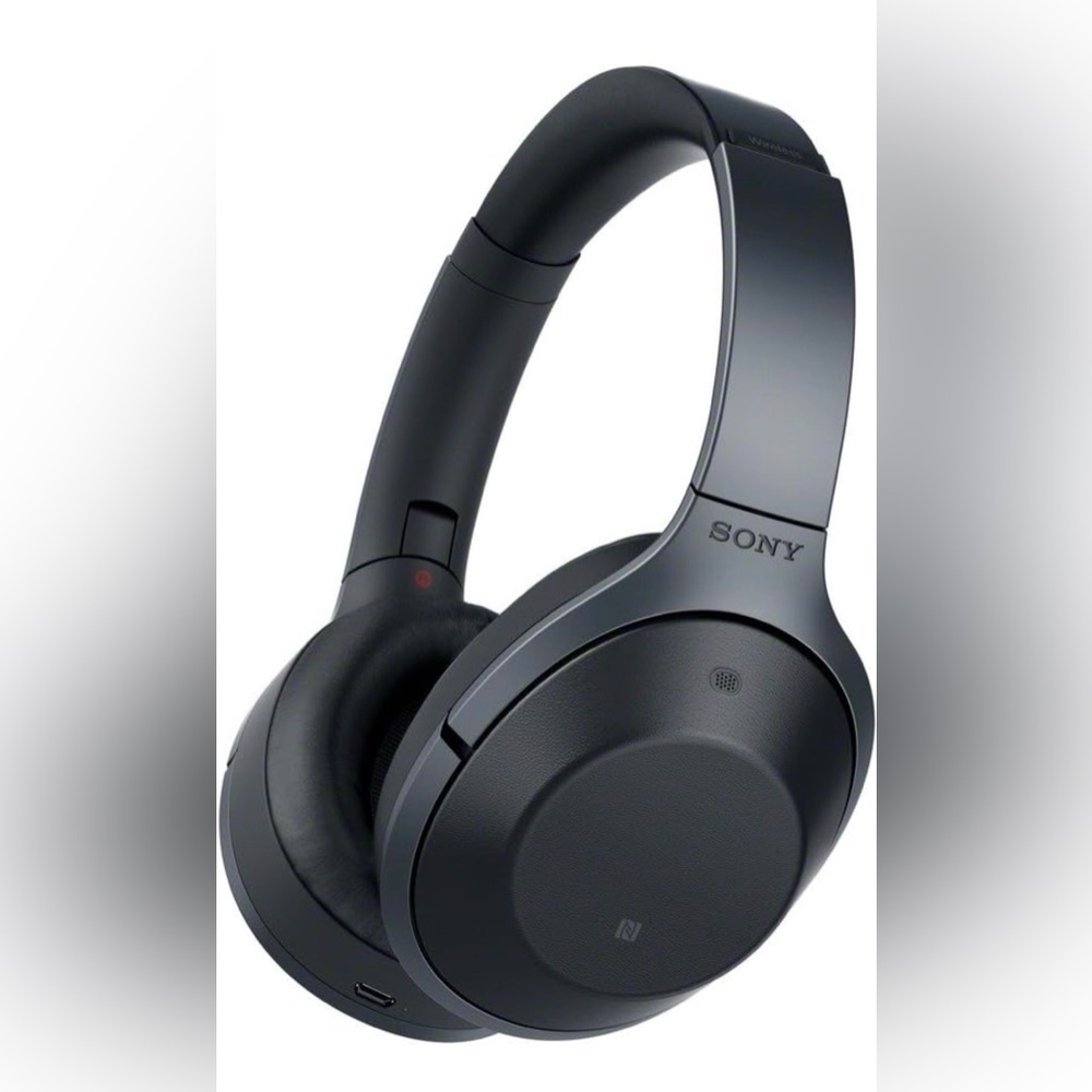 Like-new condition Sony MDR 1000x Bluetooth headphones